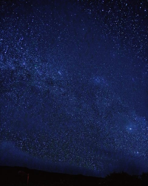 莫纳克亚山夜间的银河和星星图片下载