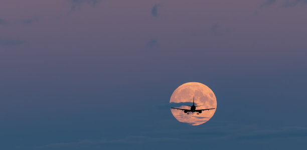 黎明时着陆飞机的剪影图片下载