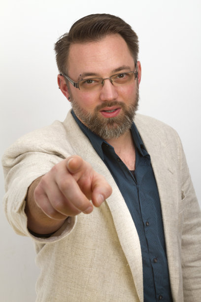 大胡子男人一边喊一边用手指比划着图片下载