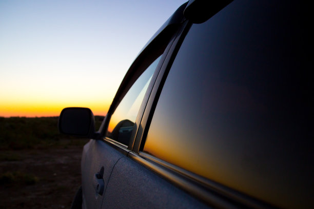 在黎明的阳光下从车里出来的玻璃图片下载