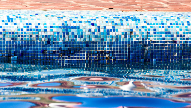 游泳池与蓝色的水在户外的公园图片下载