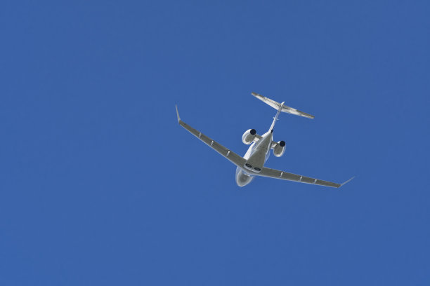 一架私人飞机在晴朗的蓝天上起飞了图片下载