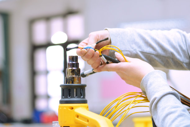 制造汽车电气行业的电缆连接器。图片下载