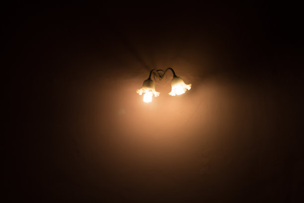 墙上挂着一盏橙色的灯图片下载