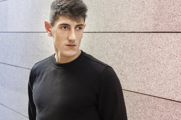 白色棕色的男人严肃的肖像在黑色的运动衫图片下载