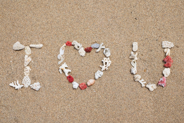 在沙滩上用贝壳做的《我爱你》图片下载