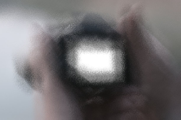 一只手拿着单反相机。镜头模糊。图片下载