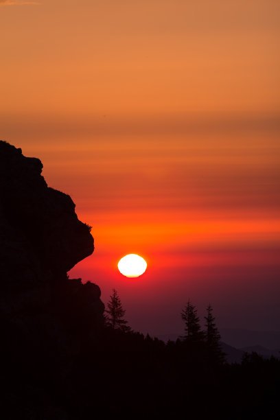 日出在有岩石和树木的山上图片下载