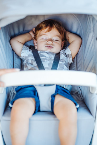 睡在婴儿车里的小婴儿。图片下载