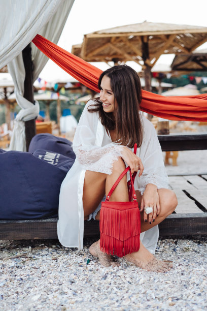 拿着小手提包的女孩图片下载