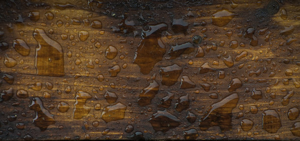 滴在深色木板上图片下载