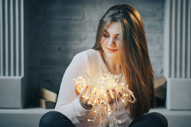 甜美的女孩，微笑着，手里拿着花环图片下载