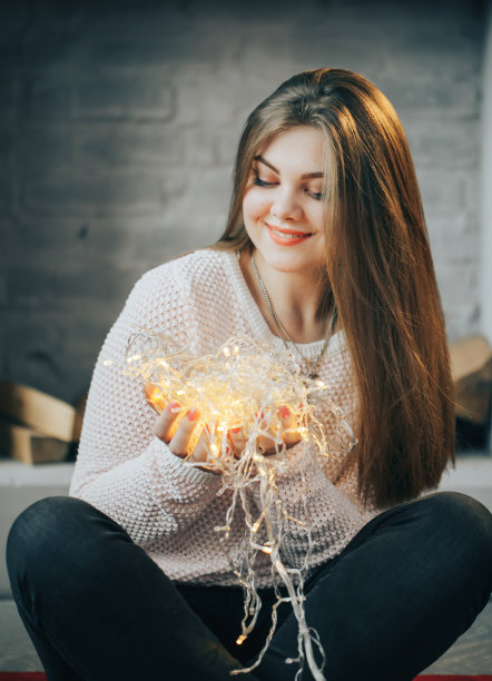 甜美的女孩，微笑着，手里拿着花环图片下载