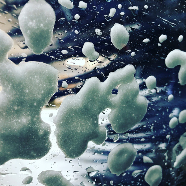 玻璃上的肥皂泡沫图片下载