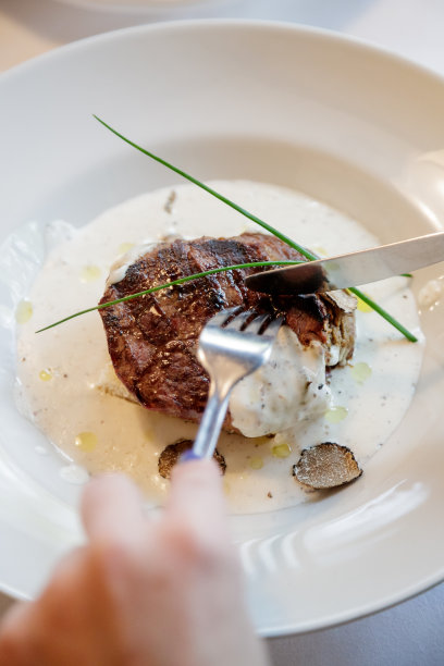 高角度的烤牛排图片下载