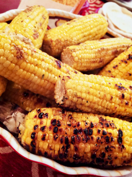 美味的烤玉米棒子图片下载