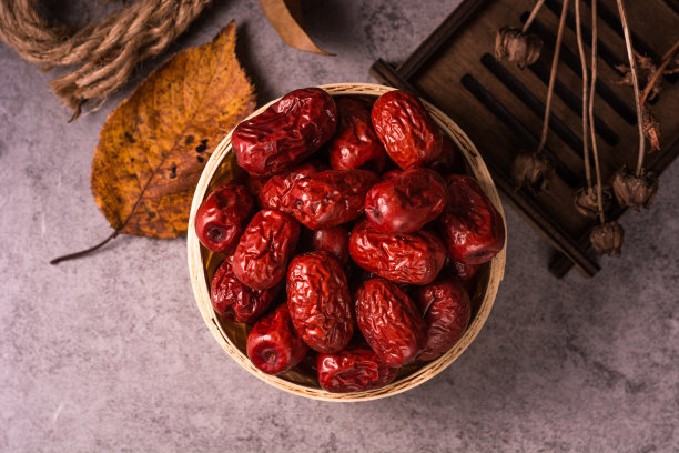 木桌上放着红枣干果图片下载