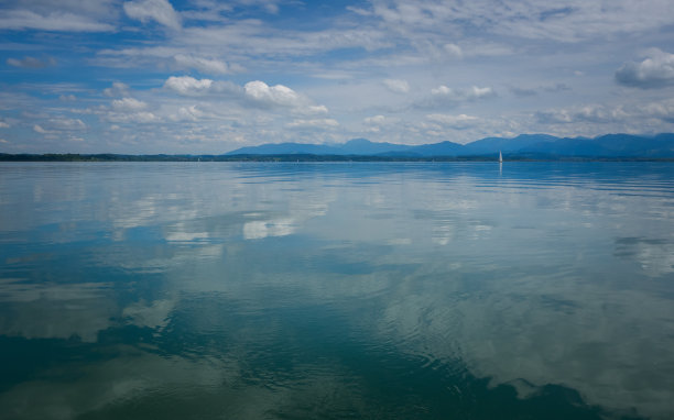 帆船之旅中平静的湖面图片下载