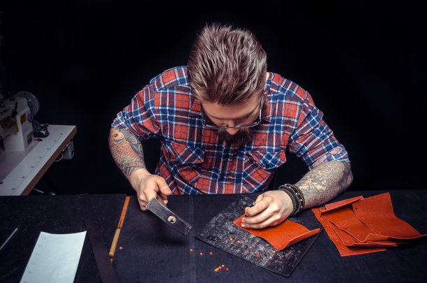 鞋匠穿鞋用皮革制品图片下载