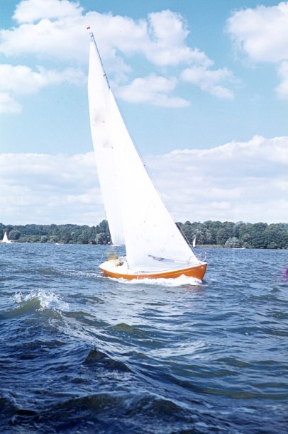 湖上的帆船图片下载