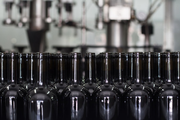 葡萄酒在酒厂装瓶图片下载