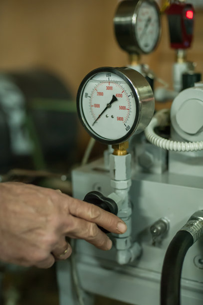 工业机械机械师和工厂工人调整工业机器图片下载