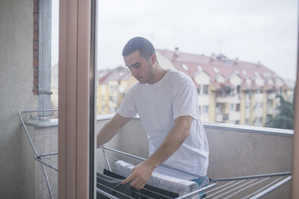 在烘干机上晾衣服的人图片下载