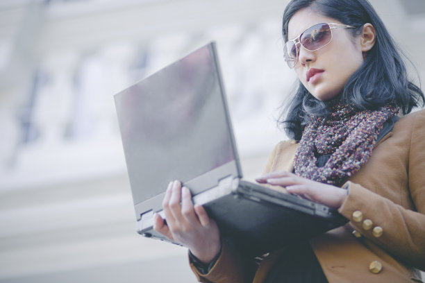 用笔记本电脑工作的女商人。图片下载