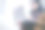 用笔记本电脑工作的女商人。图片下载
