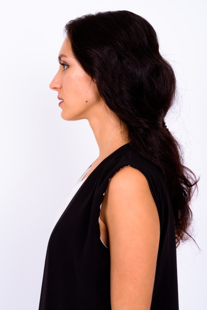 工作室拍摄的美丽的年轻女子在白色的背景图片下载