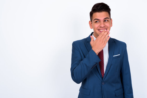 身穿西装的英俊年轻中东商人肖像，白色背景图片下载