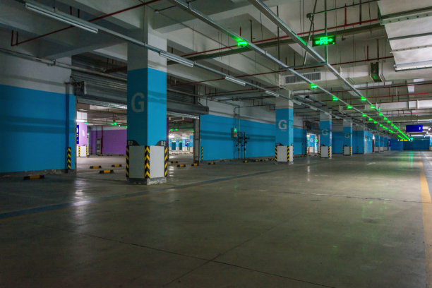 空的地下停车场素材图片