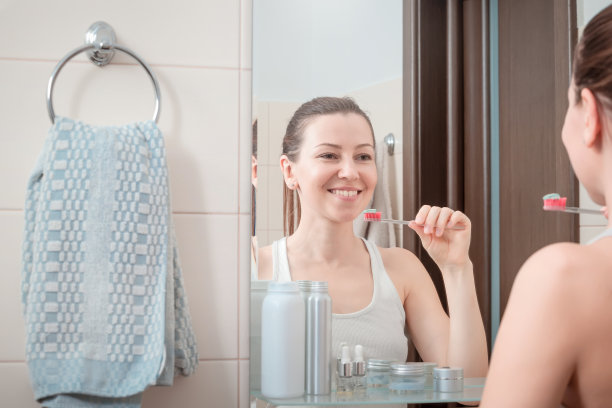 年轻女子清洁牙齿图片下载