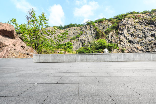 空旷的广场和自然公园的山景图片下载