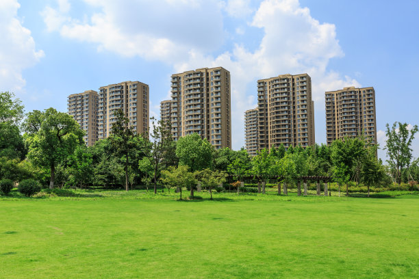 城郊公寓楼和绿地公园草坪图片下载