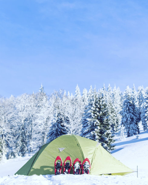 冬季在山里徒步旅行。帐篷在山腰上。图片下载