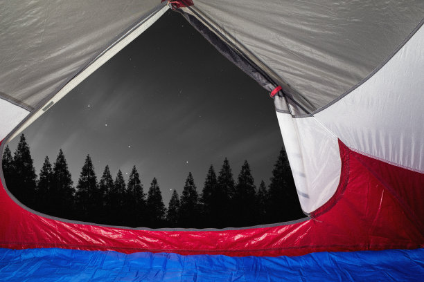 在星空下闪闪发光的旅游帐篷素材图片