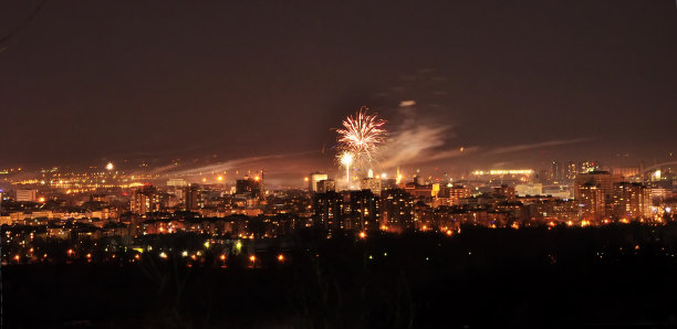 晚上城市上空的烟花。塞尔维亚。诺维萨德素材图片