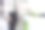 一名男子在办公室把塑料瓶扔进回收箱素材图片