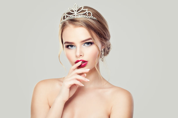 可爱的女人在钻石皇冠图片下载