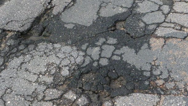 有裂缝的沥青路面图片下载
