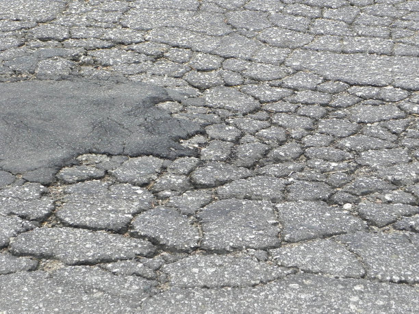 有裂缝的沥青路面图片下载