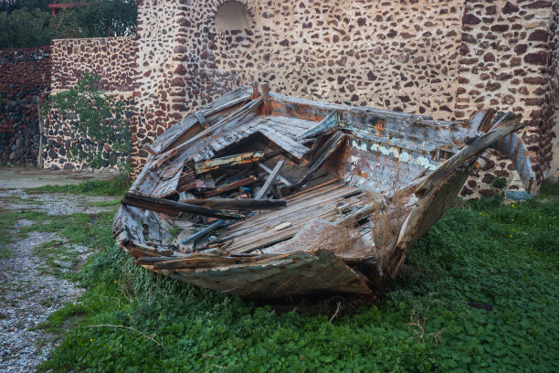 希腊圣托里尼岛伊亚镇的一艘船的废墟图片下载