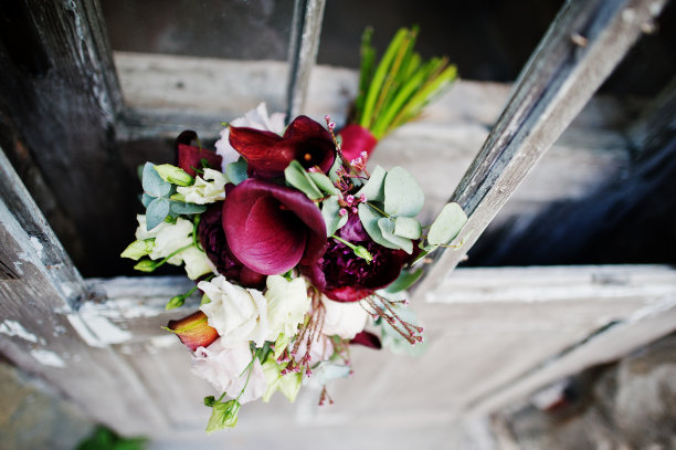 特写照片的婚礼花束由紫色马蹄莲和其他花。图片下载