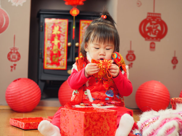 中国女婴庆祝中国新年素材图片