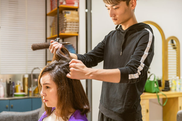 一个女人正在美发店做发型素材图片