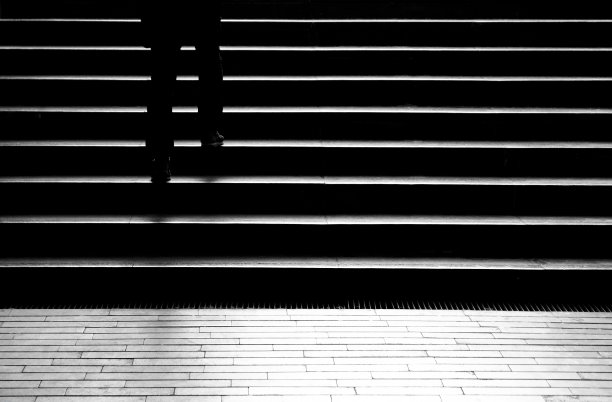 一个人走在城市楼梯上的剪影图片下载