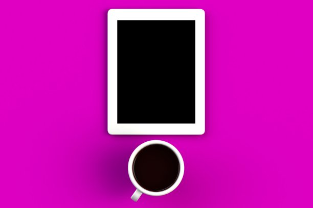 咖啡杯与平板电脑在粉红色的背景，顶视图与copyspace的文本，3D渲染图片下载