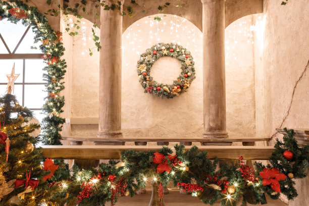 画室或剧院的景色。一个带有楼梯和柱子的老建筑的入口。用花环和冷杉枝装饰的圣诞节装饰品图片下载