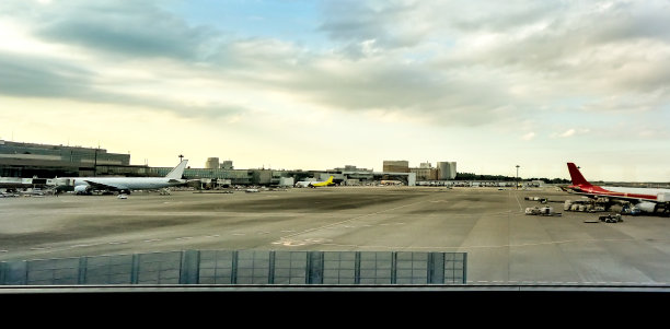 飞机在机场图片下载